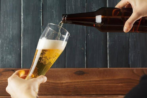 cara menuang bir yang benar